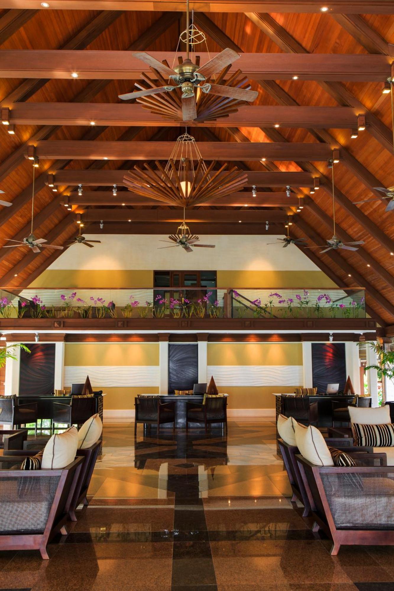 Kurumba Maldives Vihamanaafushi Exterior photo Interior of the restaurant