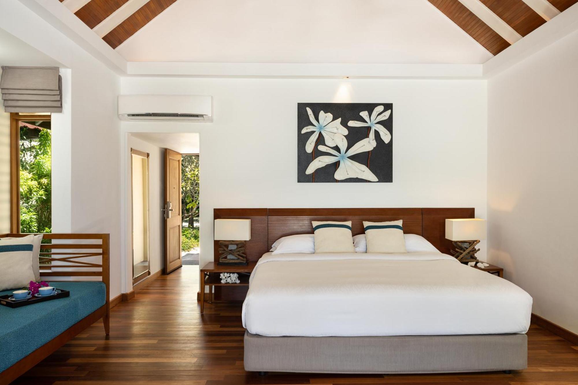 Kurumba Maldives Vihamanaafushi Exterior photo A bedroom at the resort