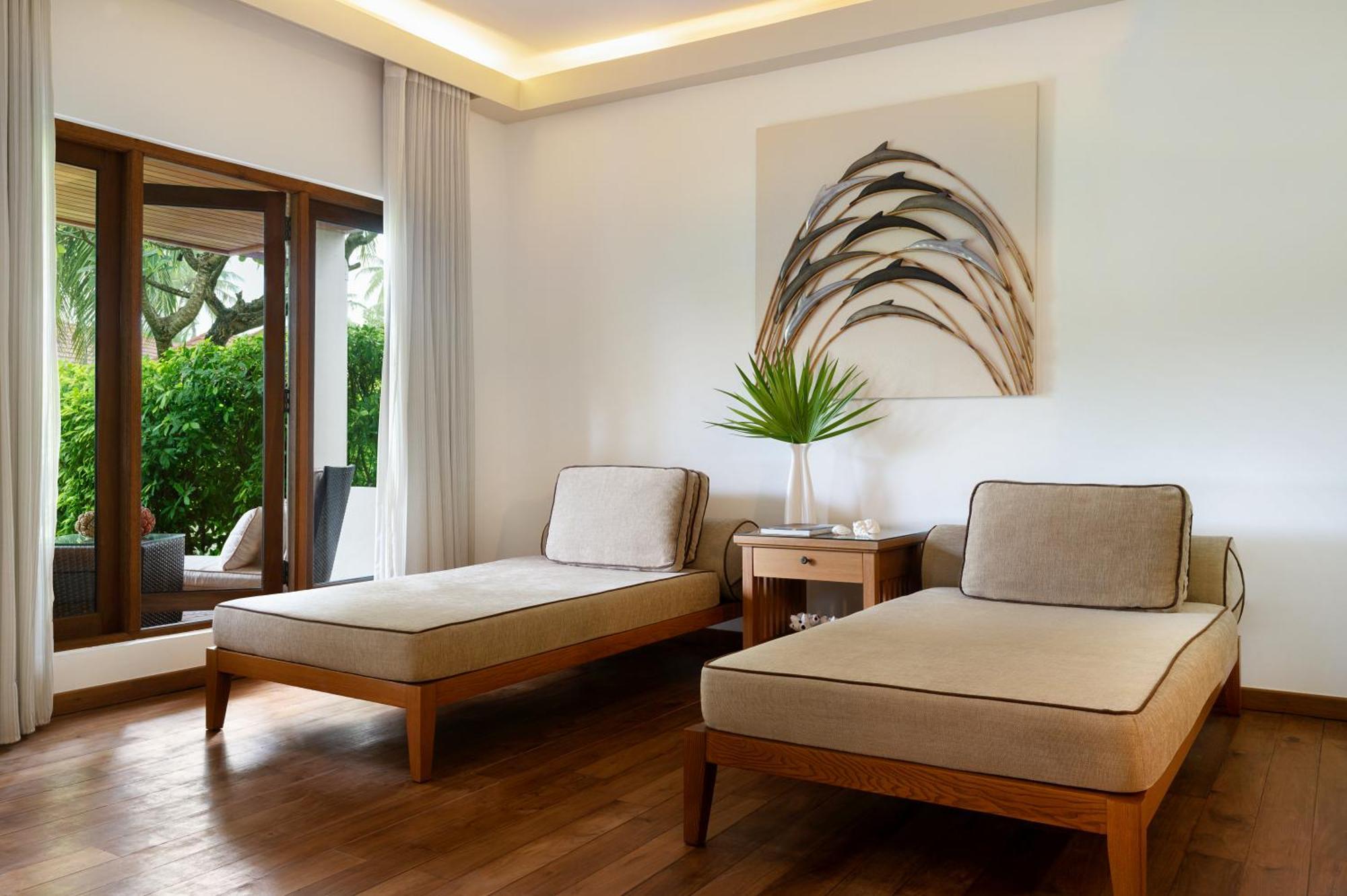 Kurumba Maldives Vihamanaafushi Exterior photo Interior of a suite at the resort