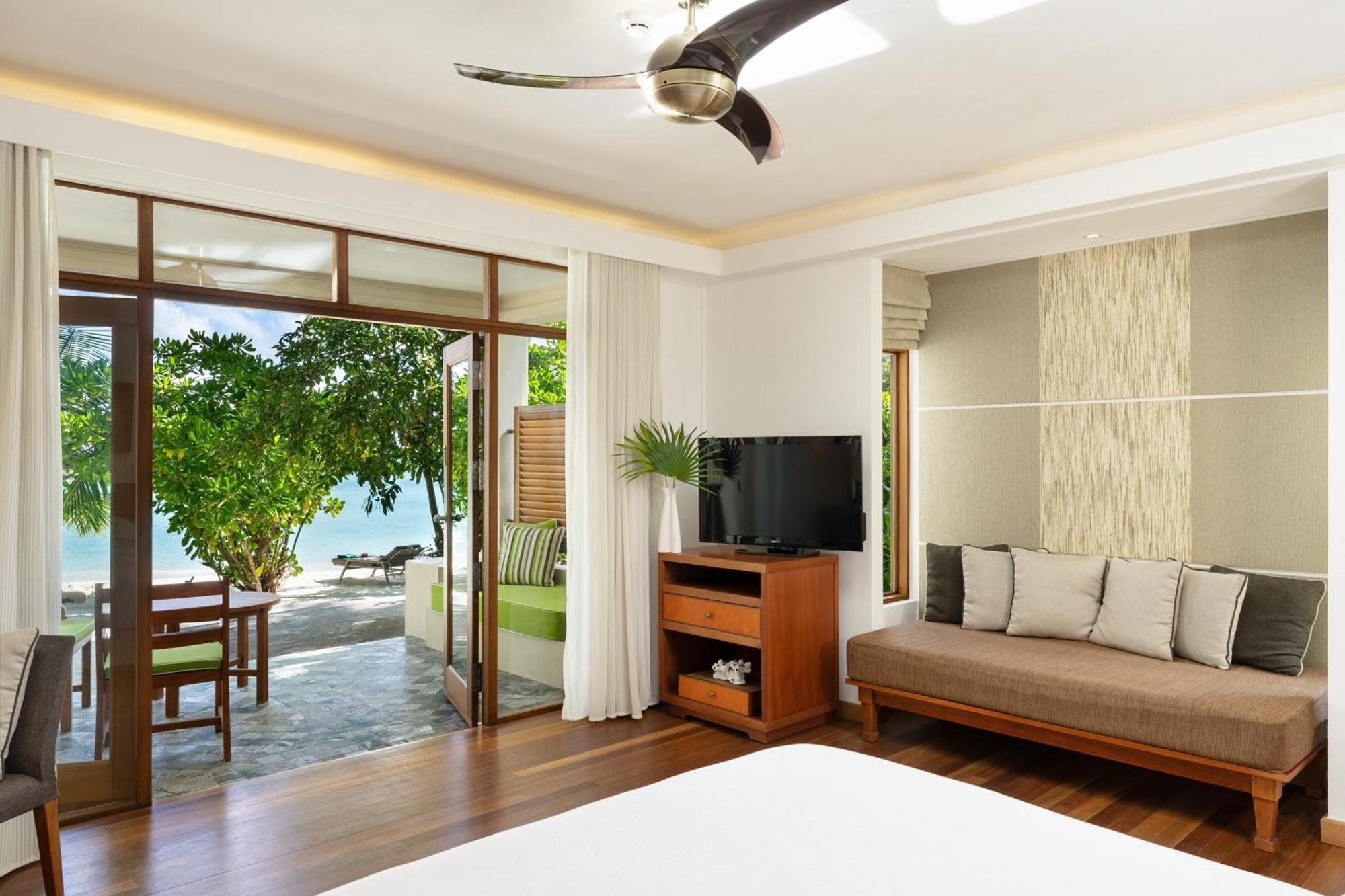 Kurumba Maldives Vihamanaafushi Exterior photo Beachfront Deluxe Room