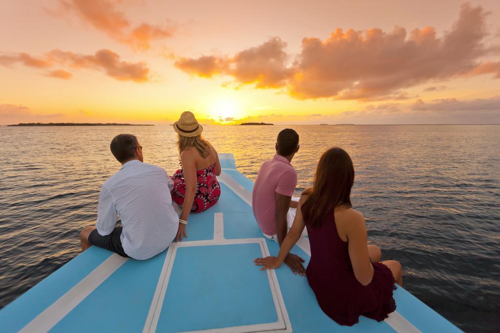 Kurumba Maldives Vihamanaafushi Exterior photo Sunset at the Blue Lagoon