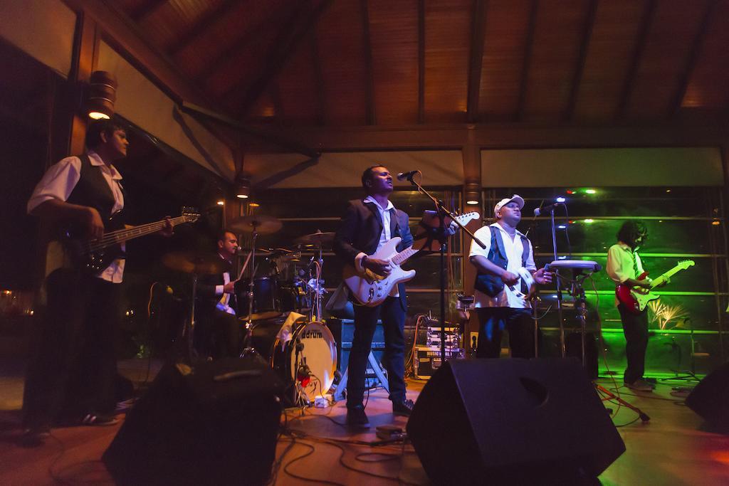 Kurumba Maldives Vihamanaafushi Exterior photo The band performing in 2011