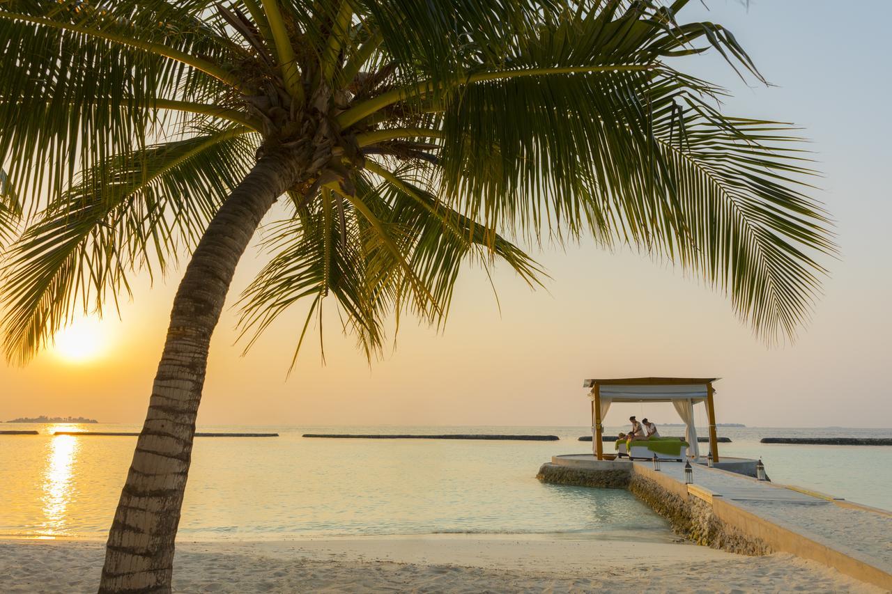 Kurumba Maldives Vihamanaafushi Exterior photo Sunset at the beach