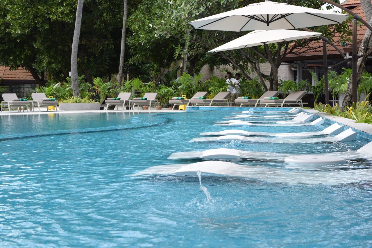 Kurumba Maldives Vihamanaafushi Exterior photo Swimming pool at the resort