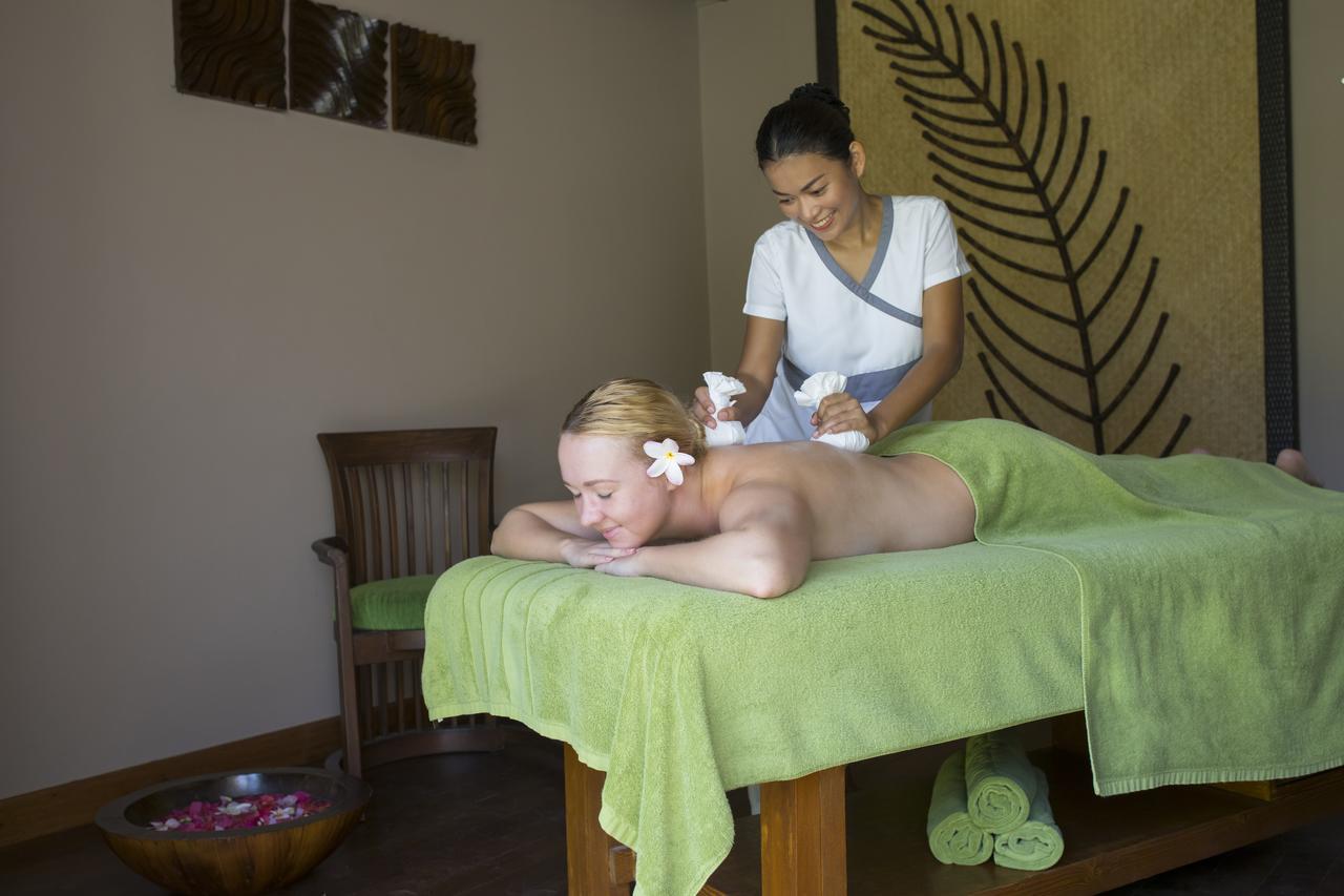 Kurumba Maldives Vihamanaafushi Exterior photo A woman receiving a massage