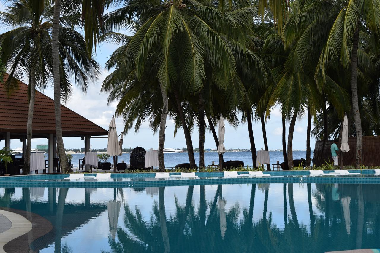 Kurumba Maldives Vihamanaafushi Exterior photo The pool at the hotel