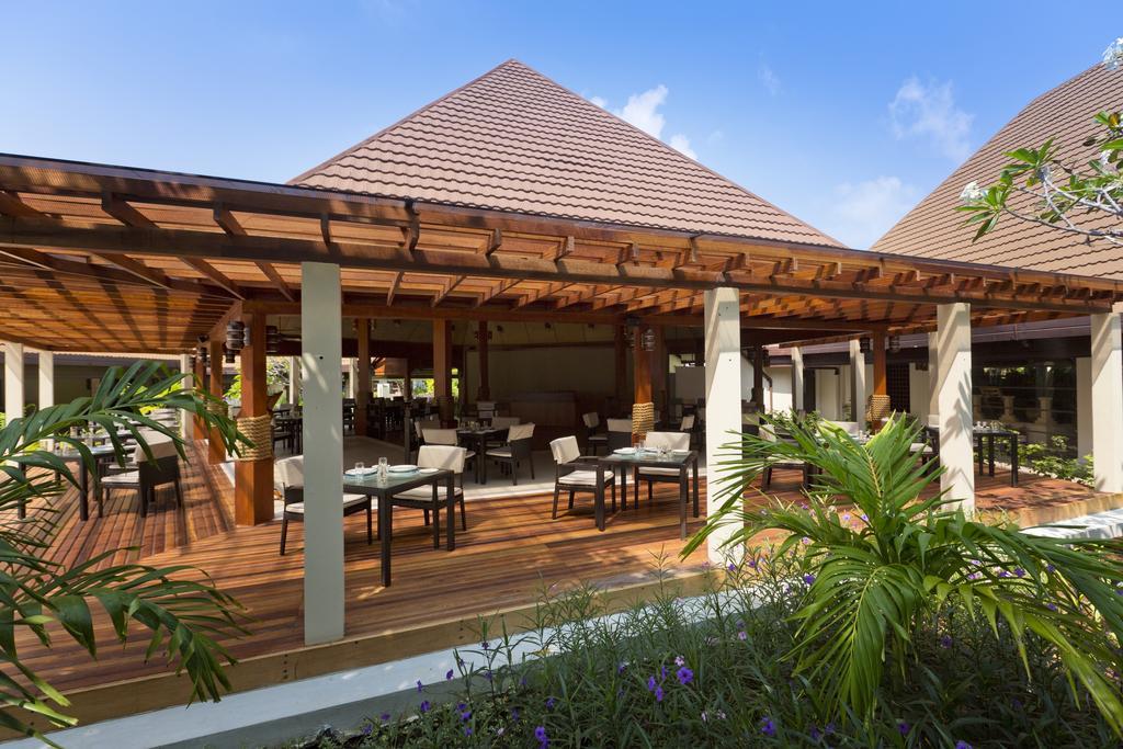 Kurumba Maldives Vihamanaafushi Exterior photo The restaurant at the resort